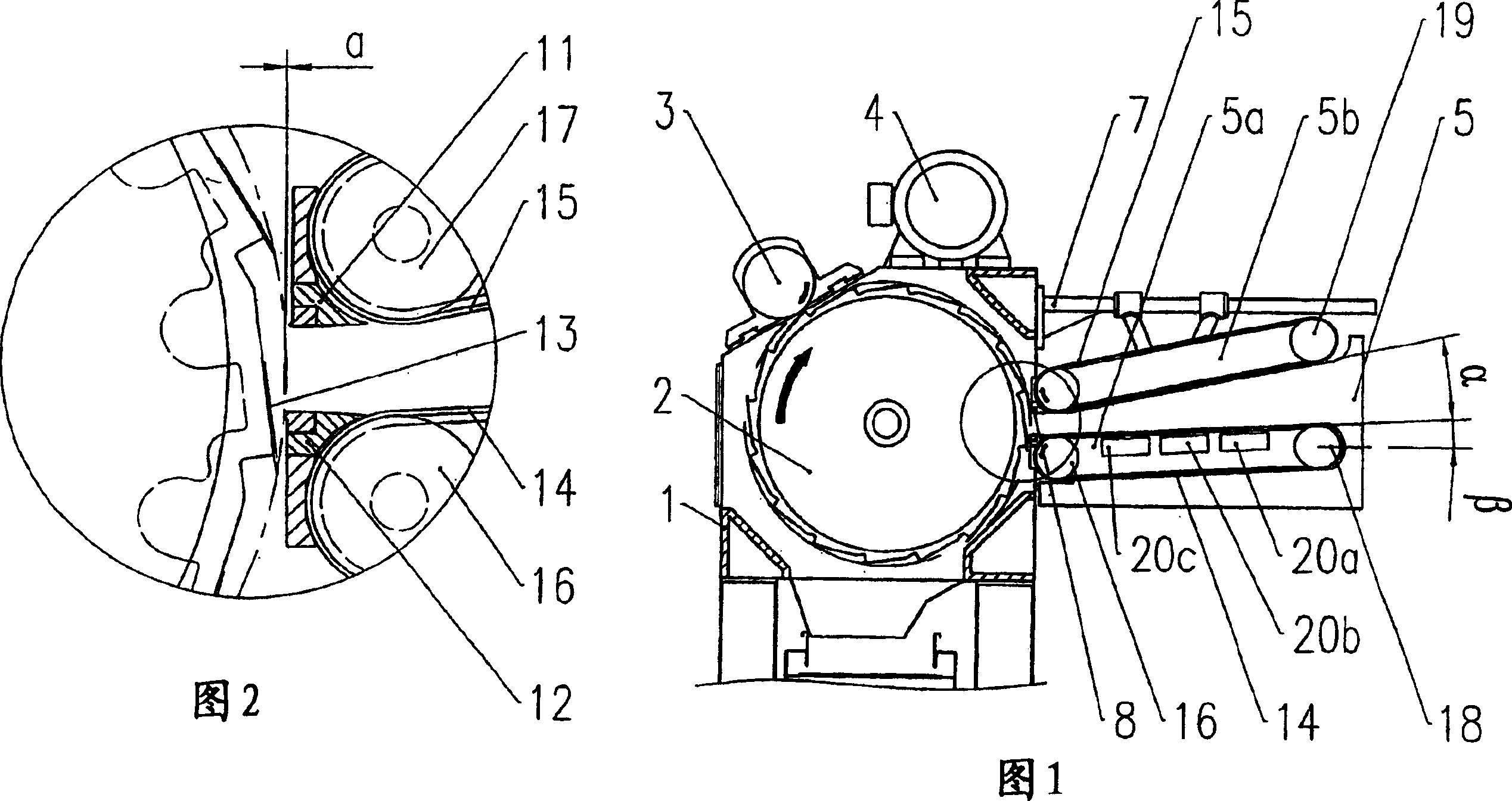 Device for feeding organic plant material into the cutting zone of a cutting machine particularly for tobacco