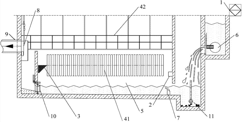 Sloping plate device for removing suspended particles in rainwater storage tank and application thereof