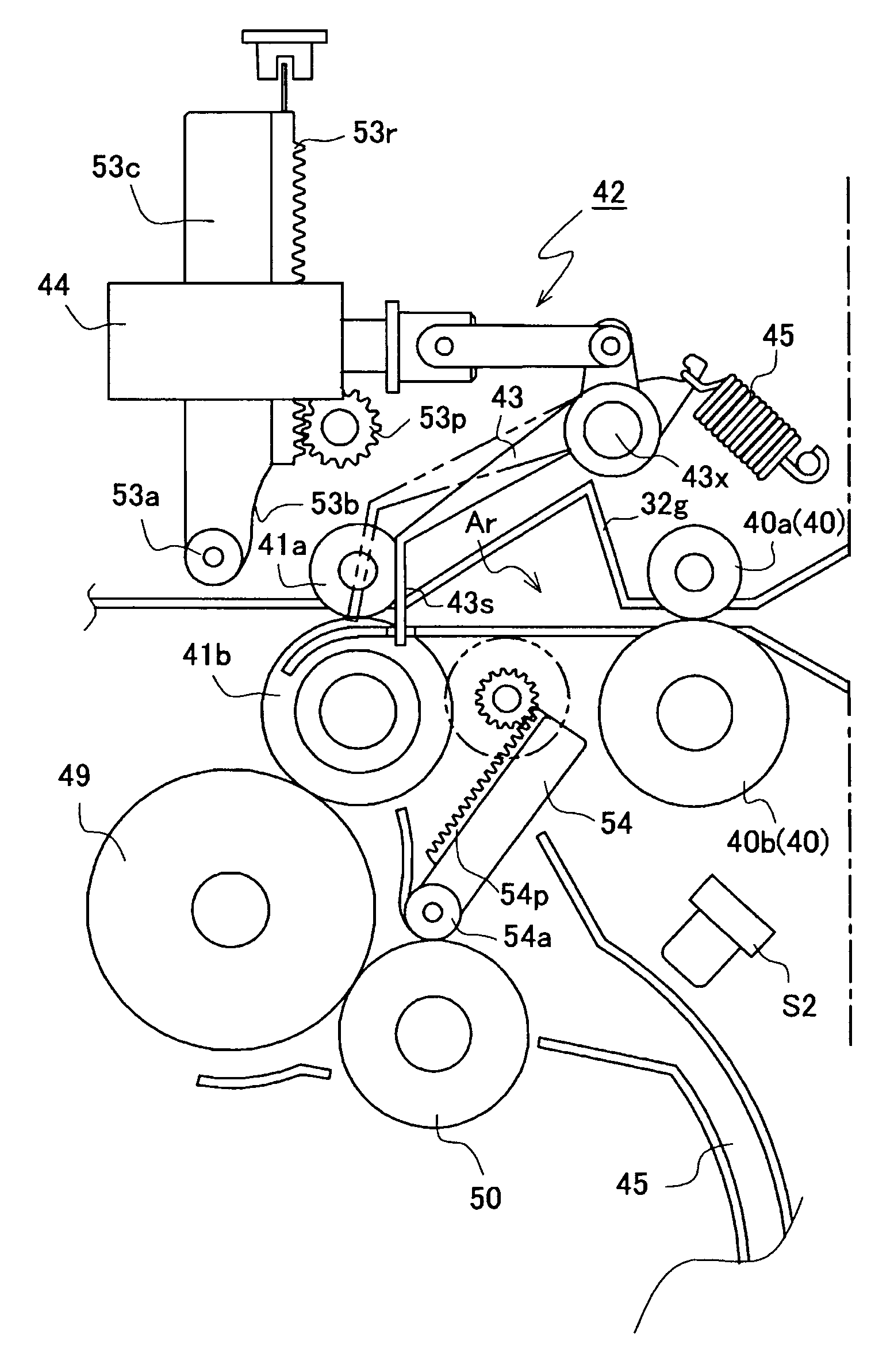 Sheet folding apparatus with skew correction mechanism and image formation system provided with the sheet folding apparatus