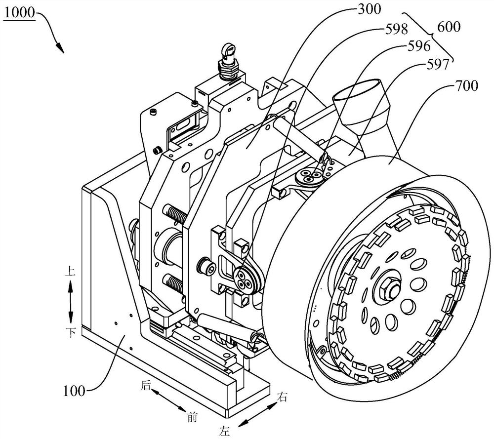 Grinding device and grinding equipment