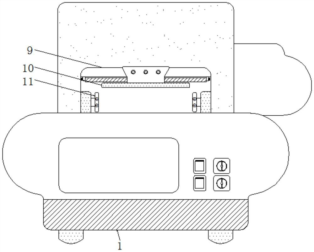 Commodity packaging device capable of realizing isochronous heat sealing and avoiding wrinkles