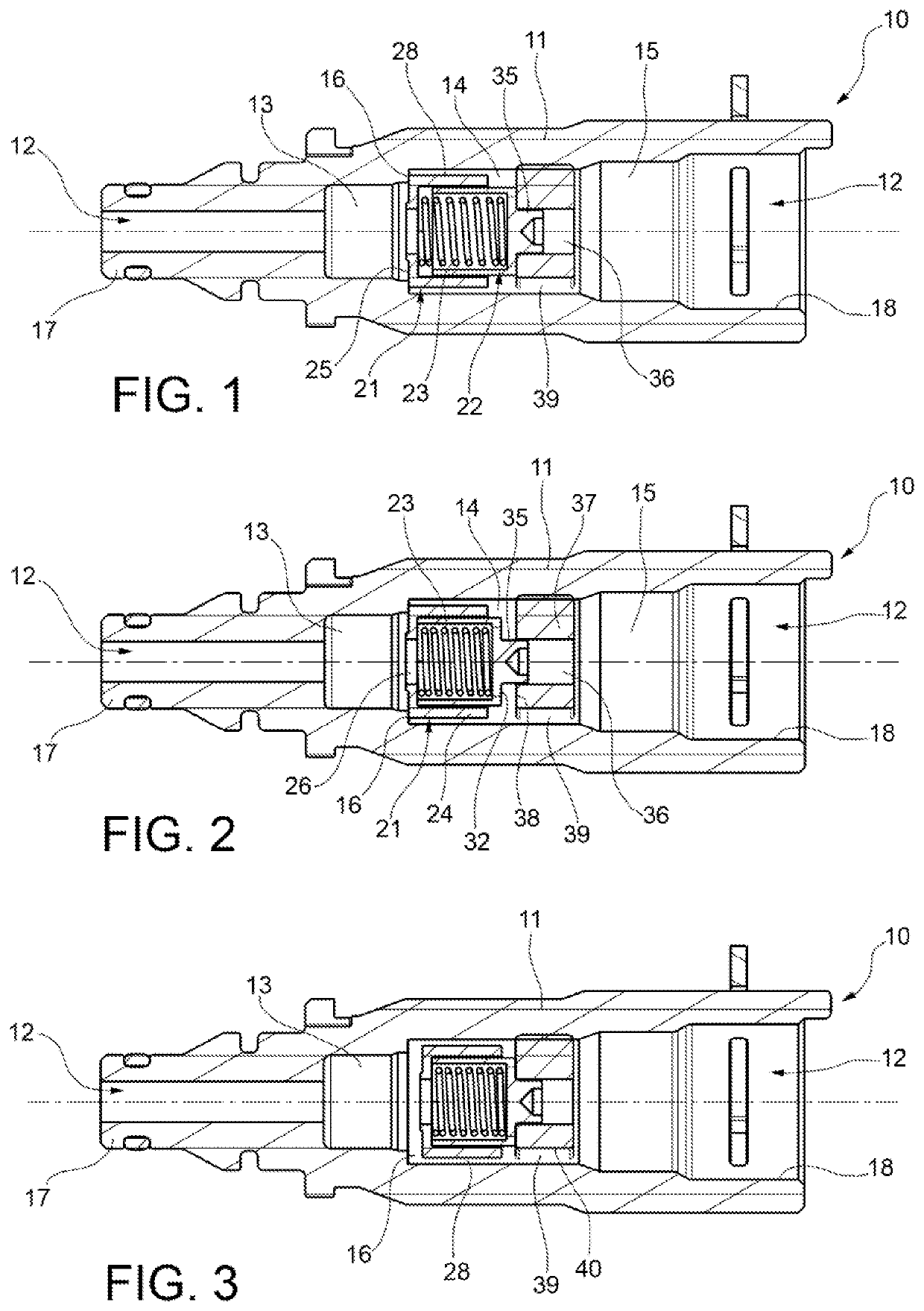 Filtering device for damping vibrations in a conduit of a hydraulic actuation system for disengaging a clutch