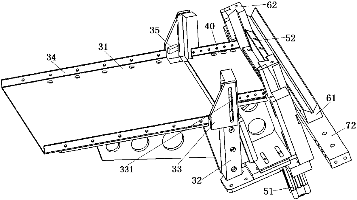 Automatic material loading device for tubular element