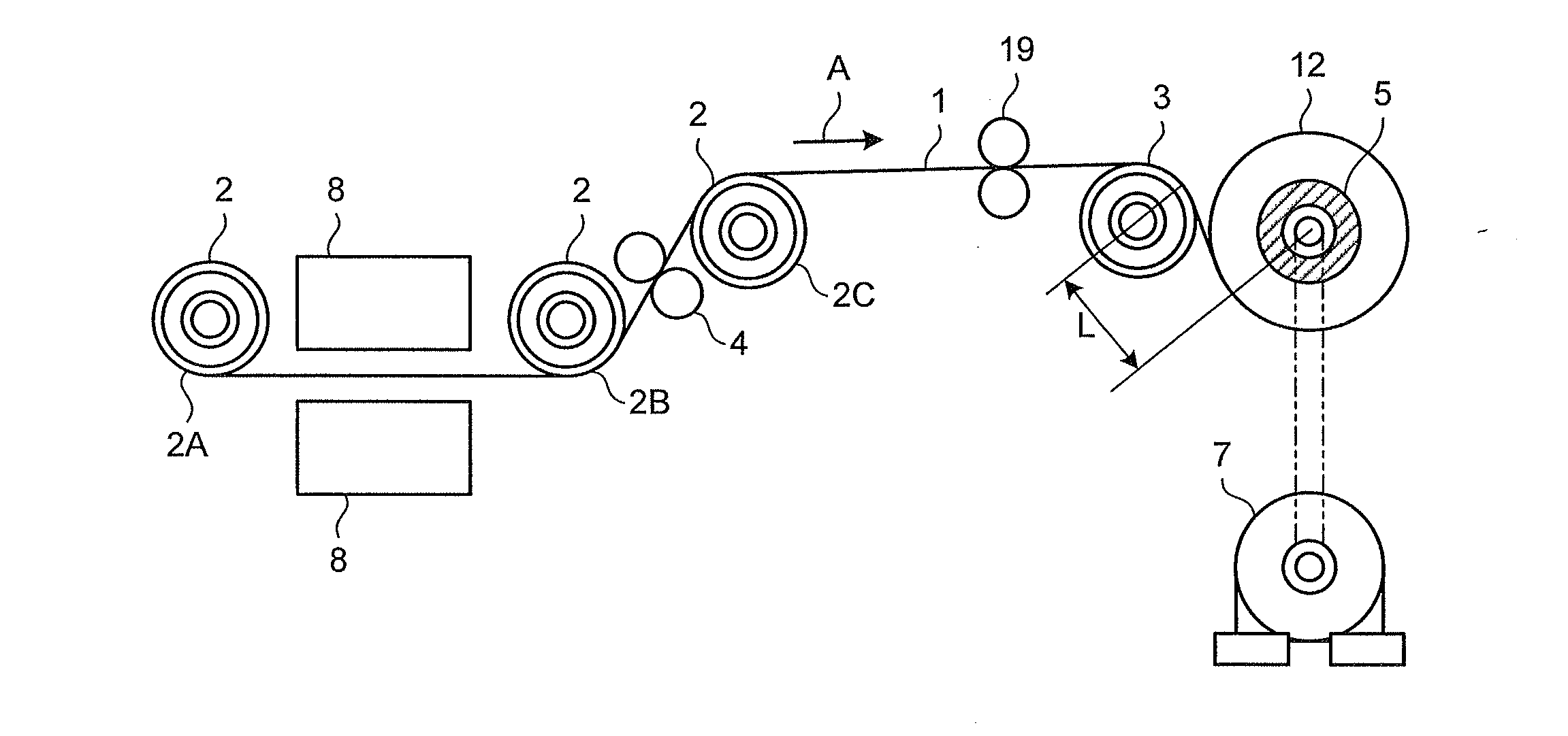 Apparatus and method for manufacturing microporous plastic film roll