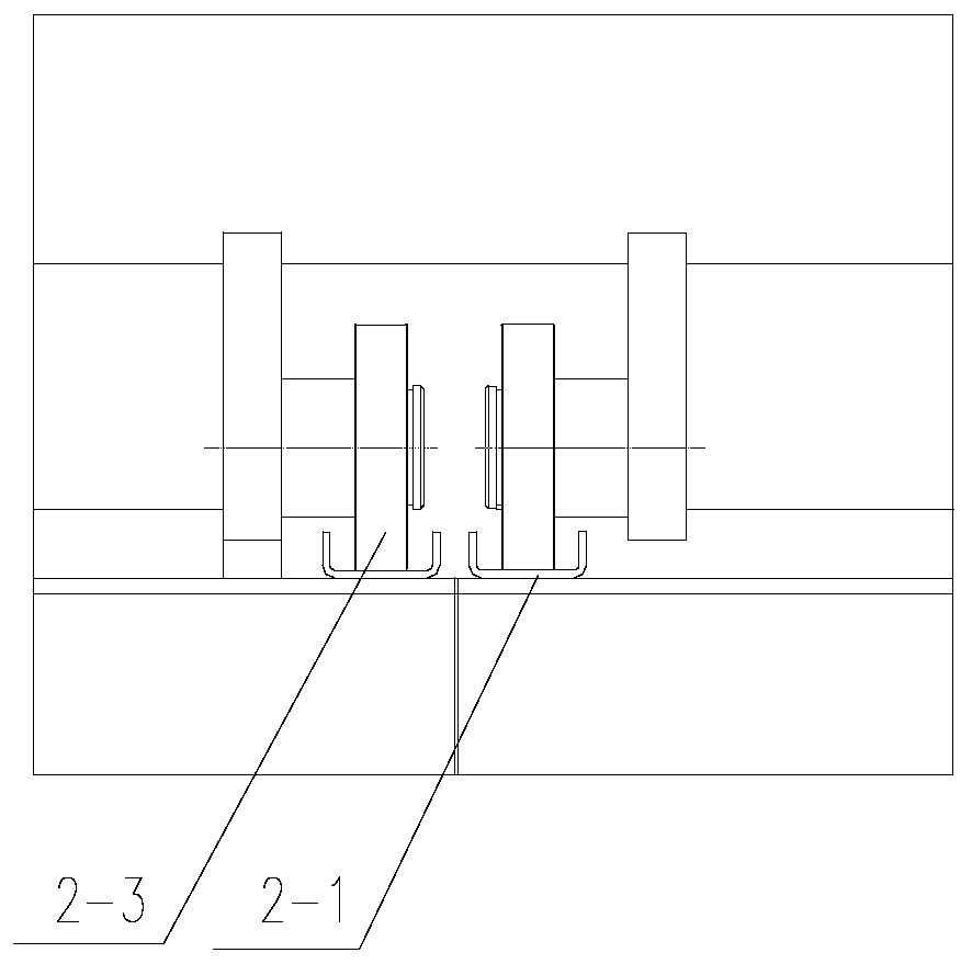 Welding fume collecting device for forklift frame robot welding workstation and method thereof