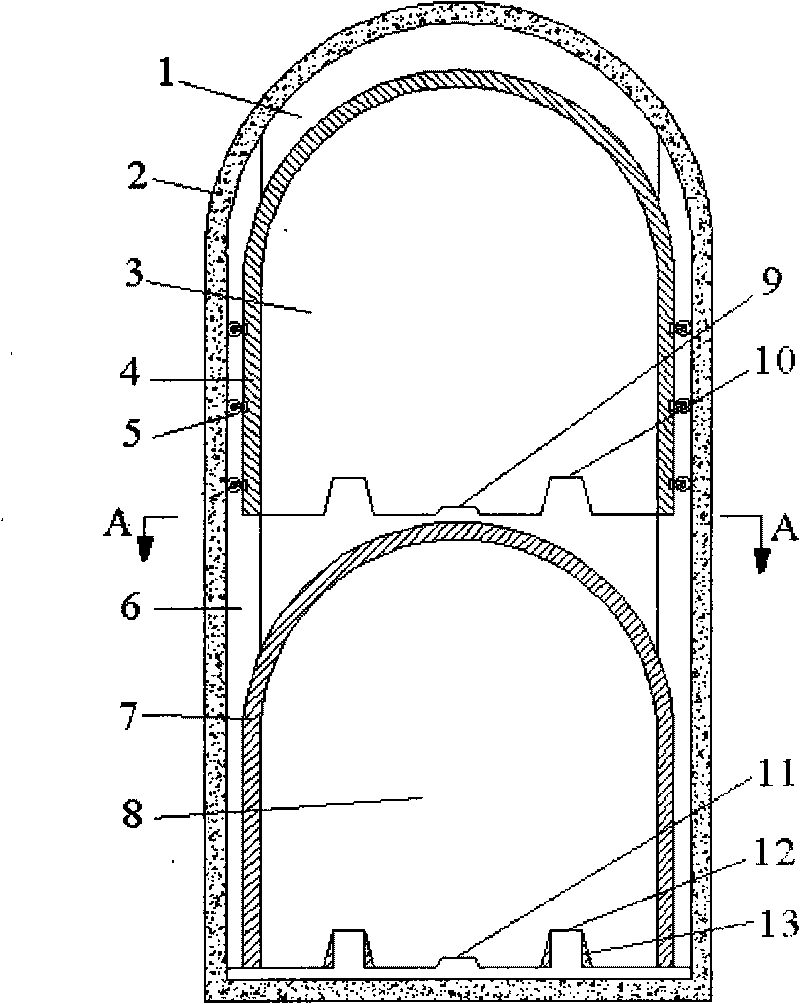 Vertical mobile isolating door for vacuum pipeline transport