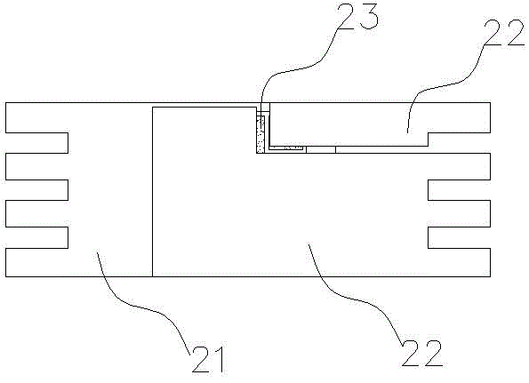 Sandwich packaging technique for preventing chip from deviating