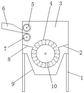 Plastic waste smashing device