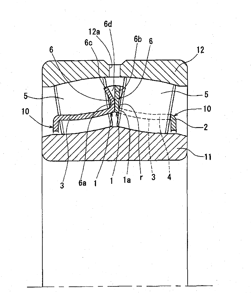 Pressed cage, self-aligning roller bearing, and method of manufacturing pressed cage