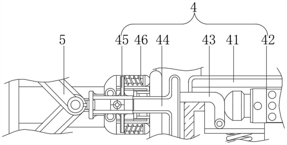 Automatic sealing and external drainage device for vending machine in rainy days when water enters vending machine