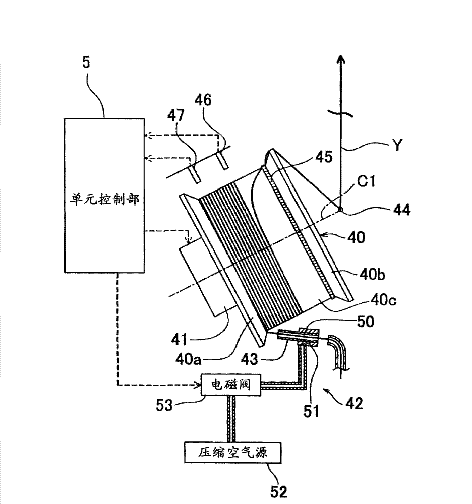 Yarn accumulating device and yarn winding device provided with the same