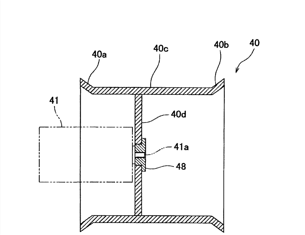 Yarn accumulating device and yarn winding device provided with the same