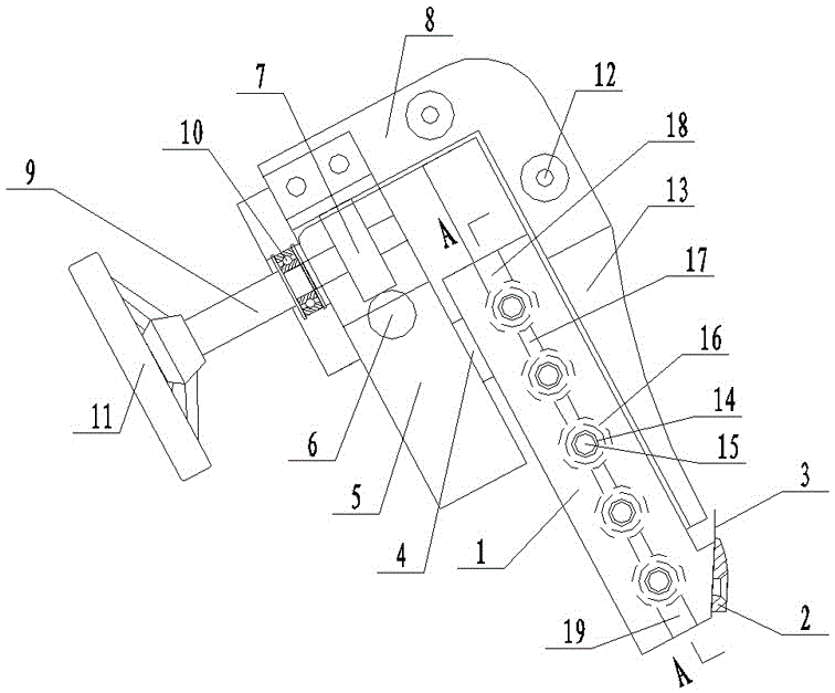 Heating structure of scraper mechanism of compounding machine