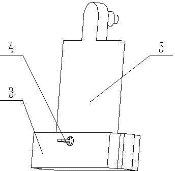 Hammering type walnut hull breaking machine with groove chain transmission device