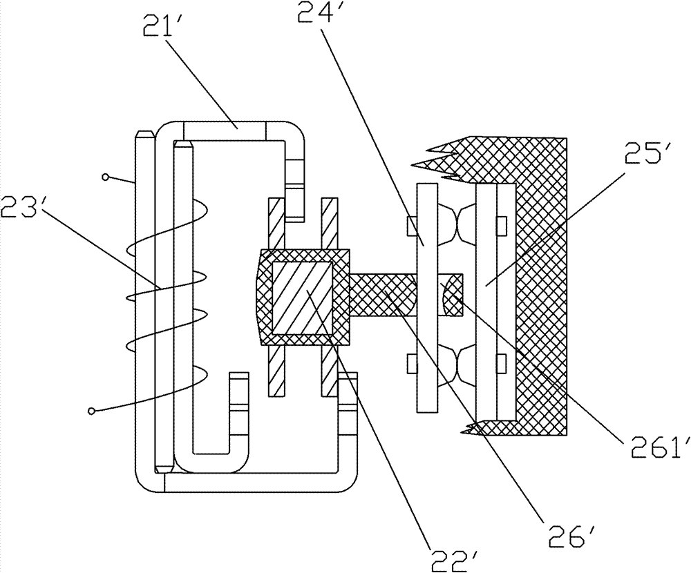 Magnetic latching relay with symmetrical transmission structure