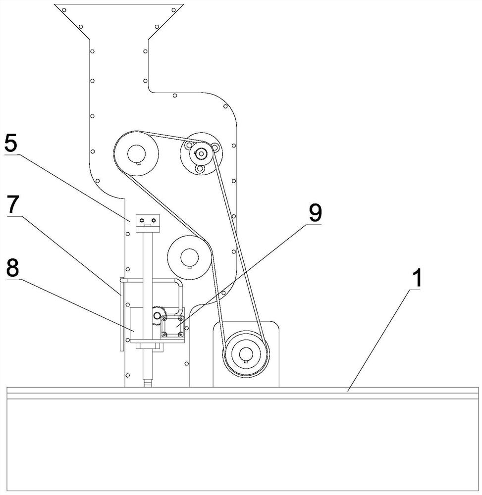 A conveying device for a straw weaving machine