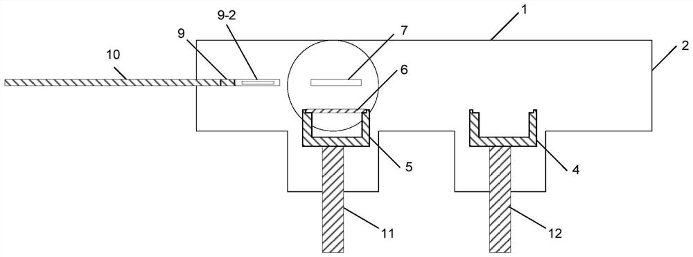 A sample conveying system applied to a vacuum interconnection system