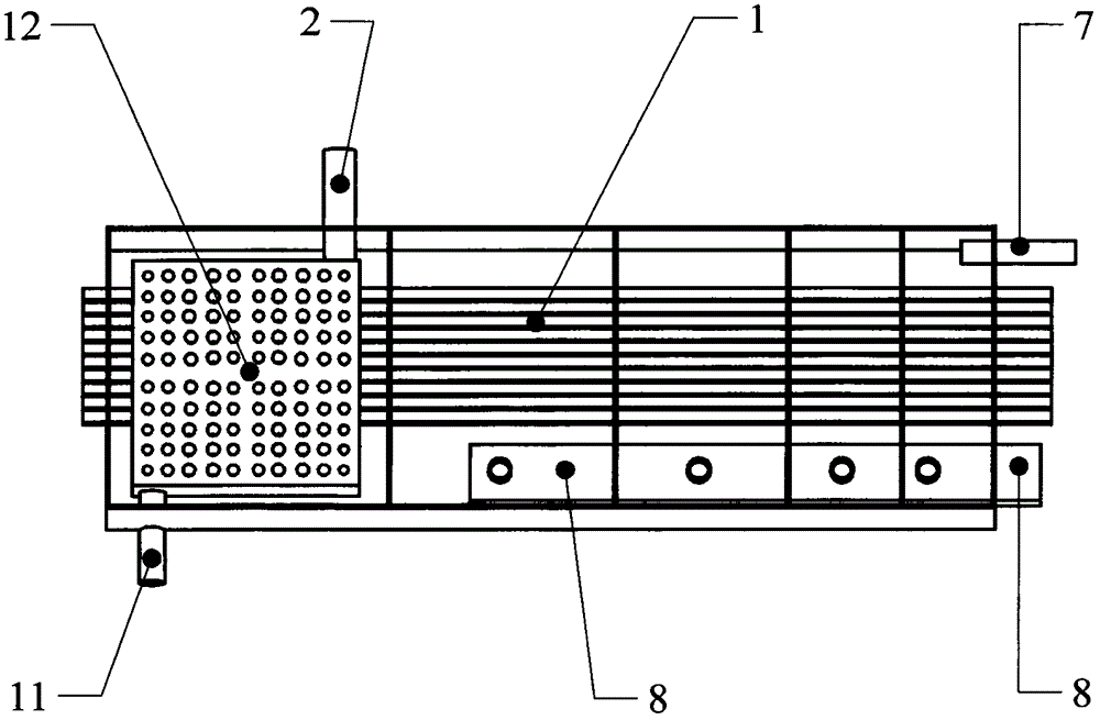 Technology and device for desalinating seawater by means of slag heat