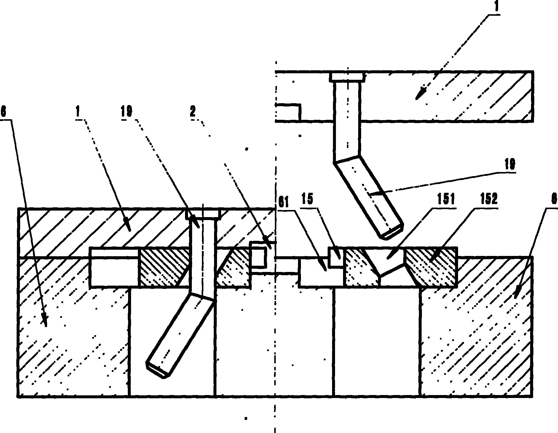 Manufacturing method of bucket tooth and applied mould thereof