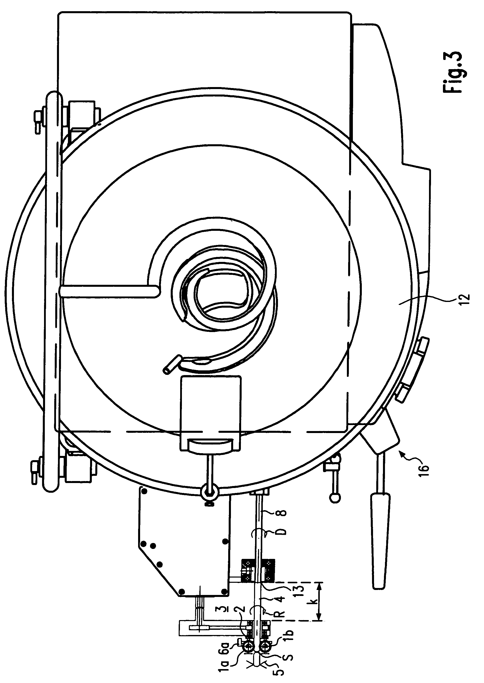 Apparatus and method for dividing a sausage strand