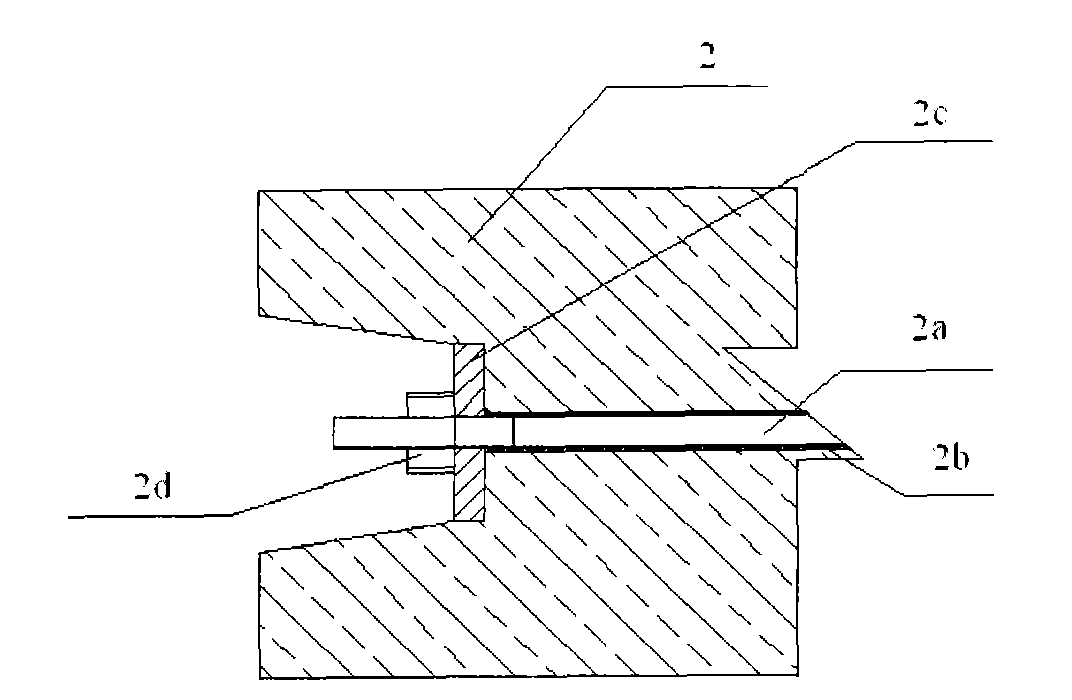 Device and method for transversely tensioning prestress of trapezoid sleeper