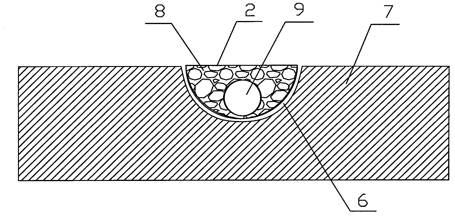 Quenching device for controlling induction hardening flux leakage of workpiece groove and quenching method for quenching device