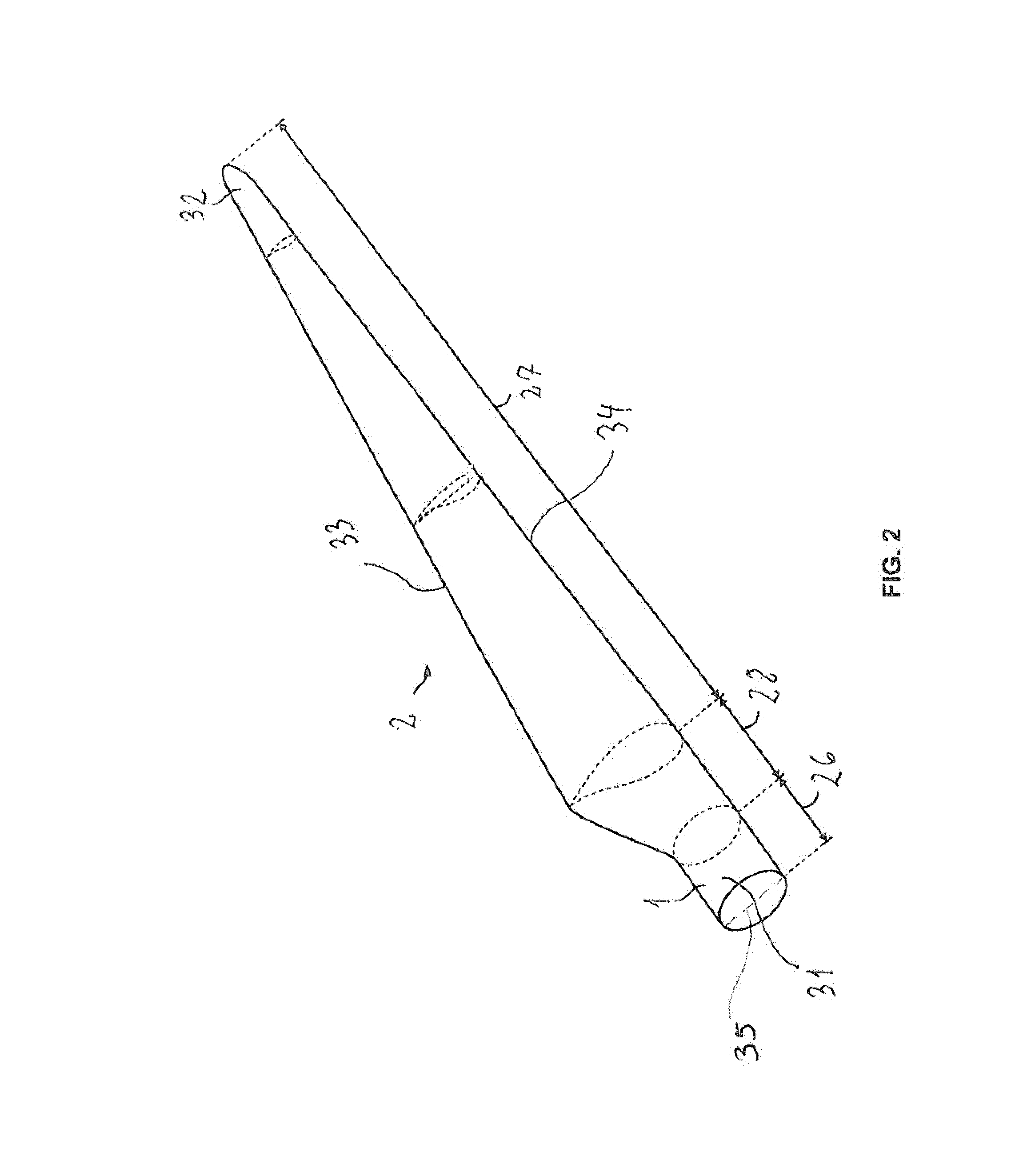 Wind turbine blade having a root region with elongated fastening members provided with metal fibres