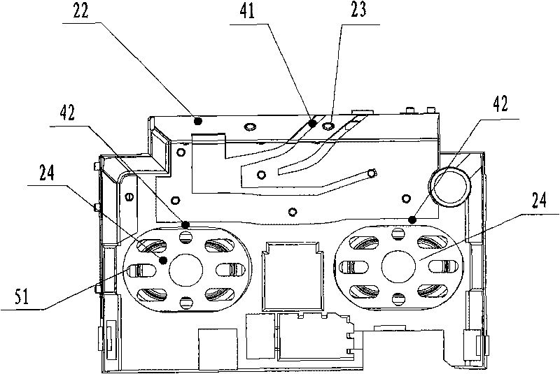 Communication device, horn and antenna assembly thereof