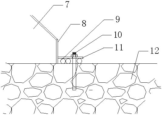 A method for blocking the leakage of gas from the base gas cover of a large blast furnace