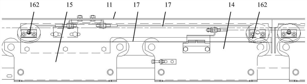 Door body opening and closing linkage device and door body self-closing linkage device