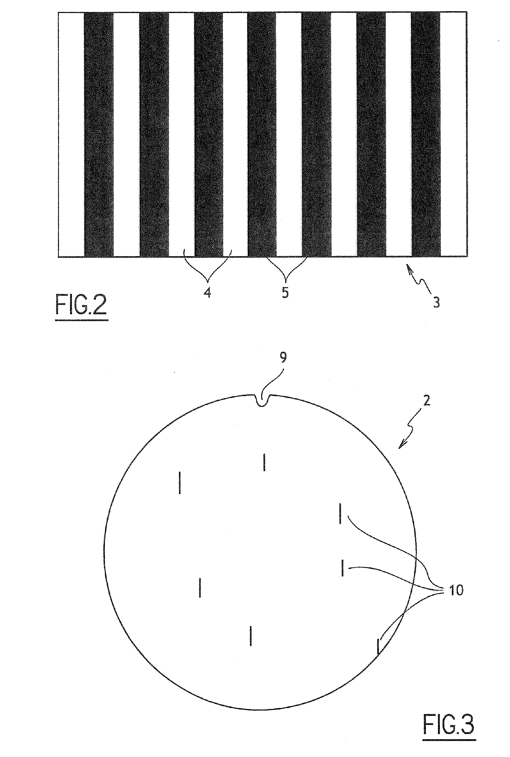 Method for detecting surface defects on a substrate and device using said method