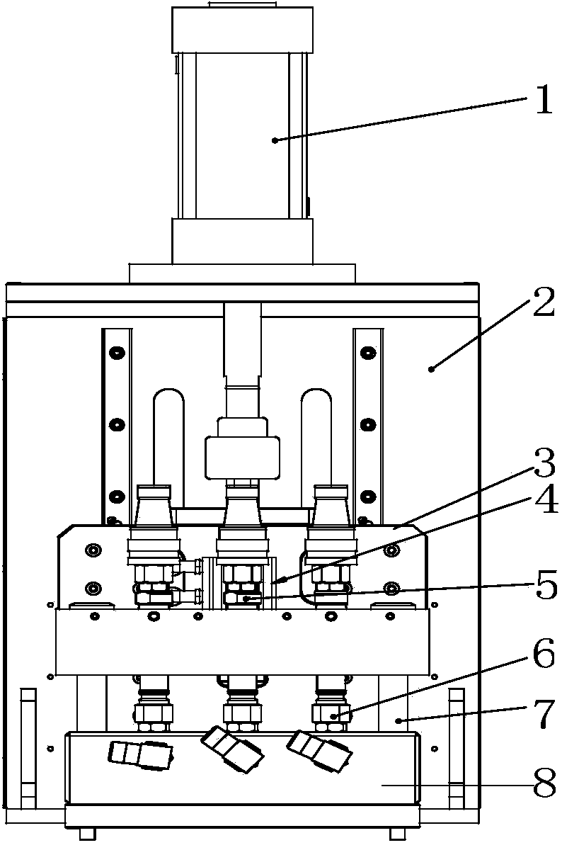 Automatic inserting and pulling mechanism of male and female connectors