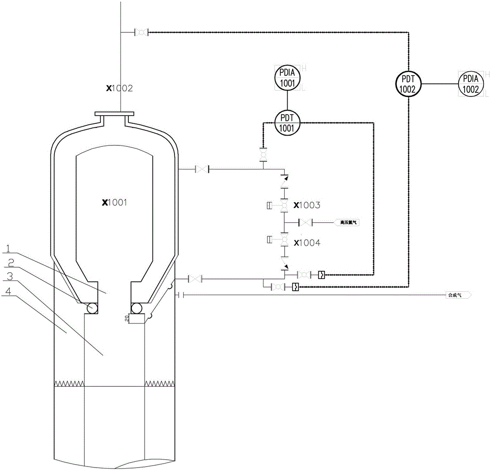 A device for accurately measuring the pressure difference at the slag outlet of a gasifier and its measuring method