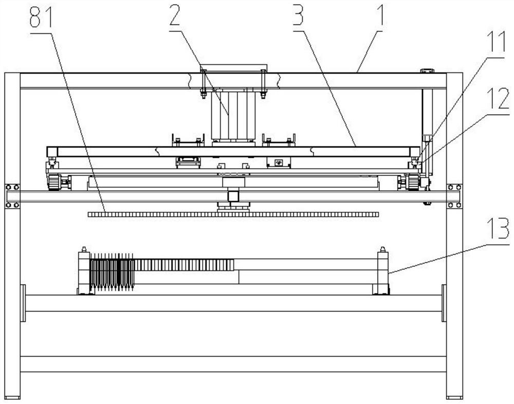 Automatic tray filling machine and automatic tray filling method suitable for strip-bag oral liquid