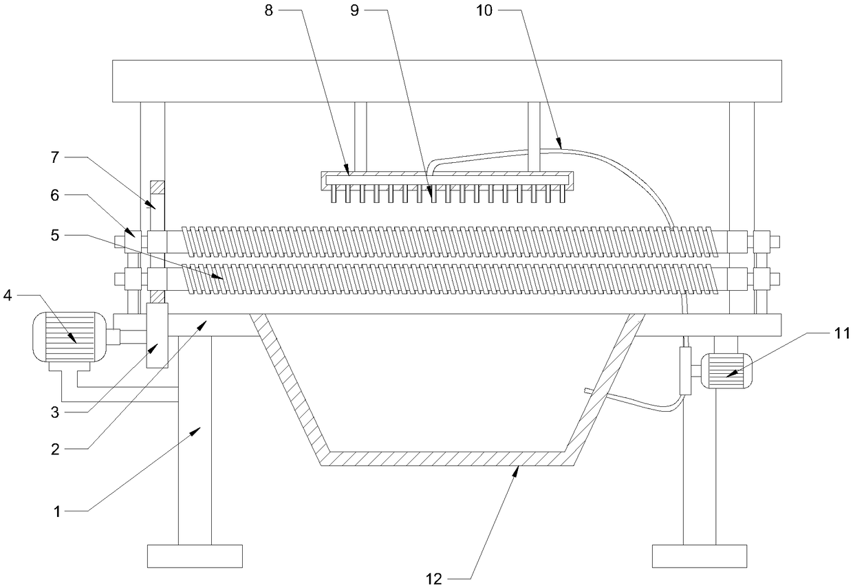 Automatic feeding and discharging washing device