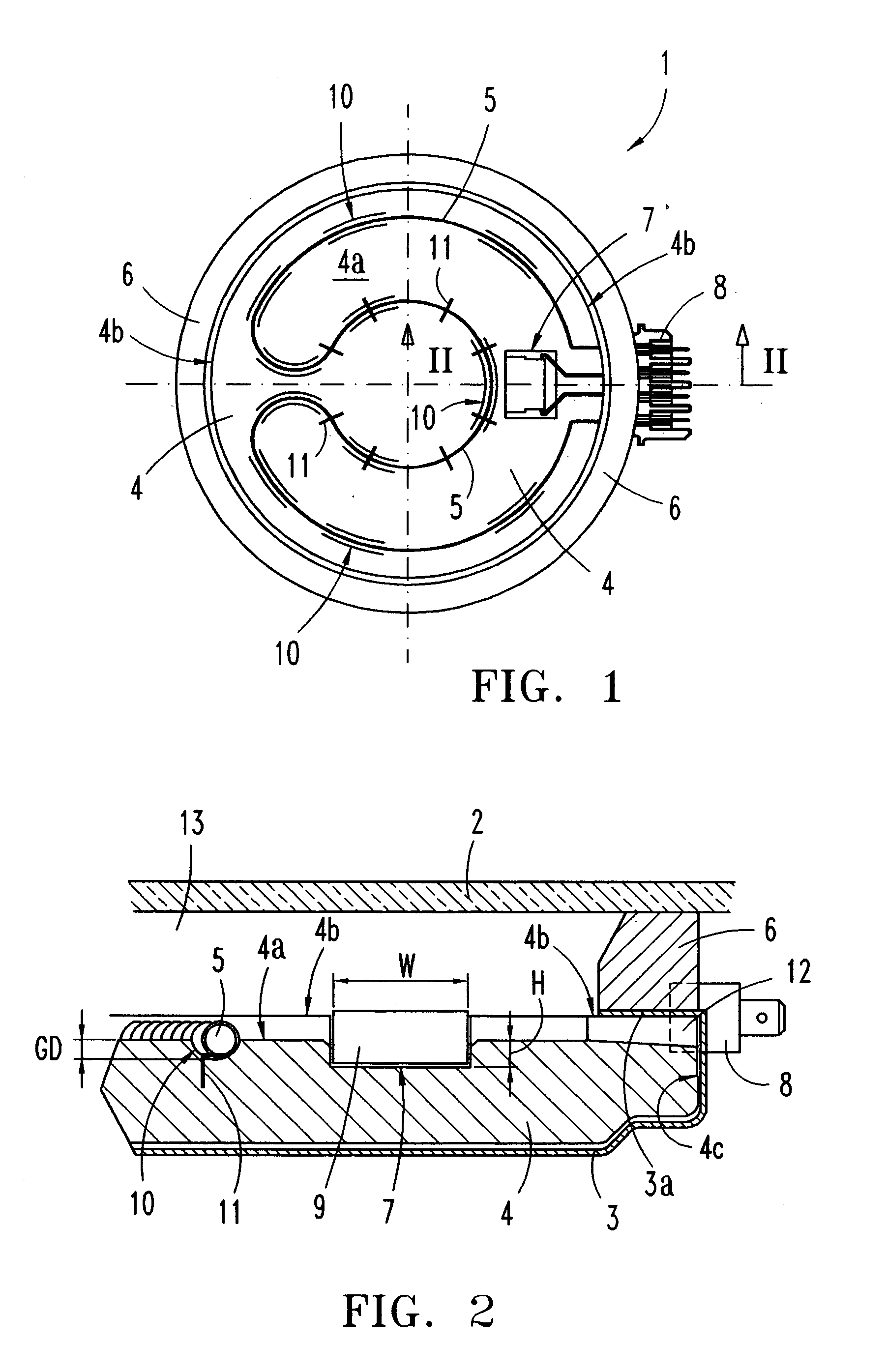 Radiant heater for a cooker, with a moulded insulating base