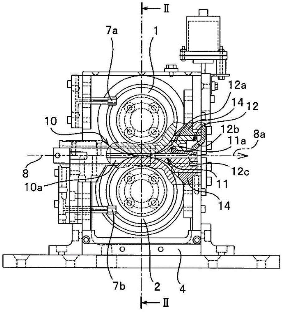 Fiber bundle crimping device and method for producing crimped fiber bundle