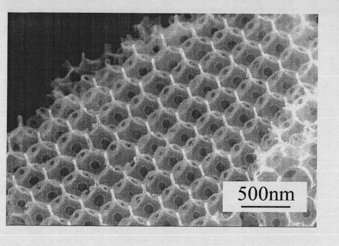 Method for preparing metallic submicron microsphere array film and electric deposition device