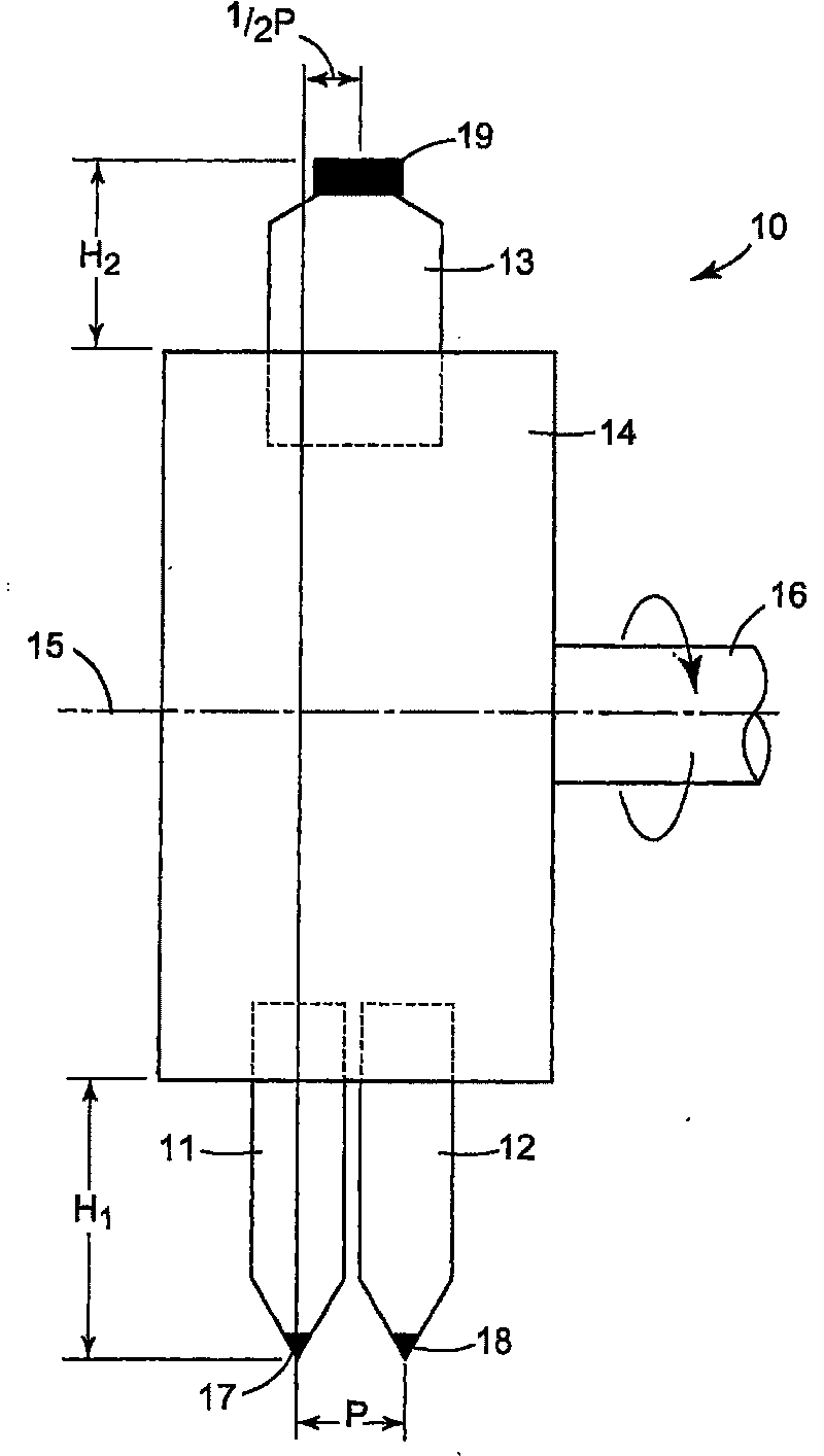 Cutting tool assembly including diamond cutting tips at half-pitch position for forming connection structure