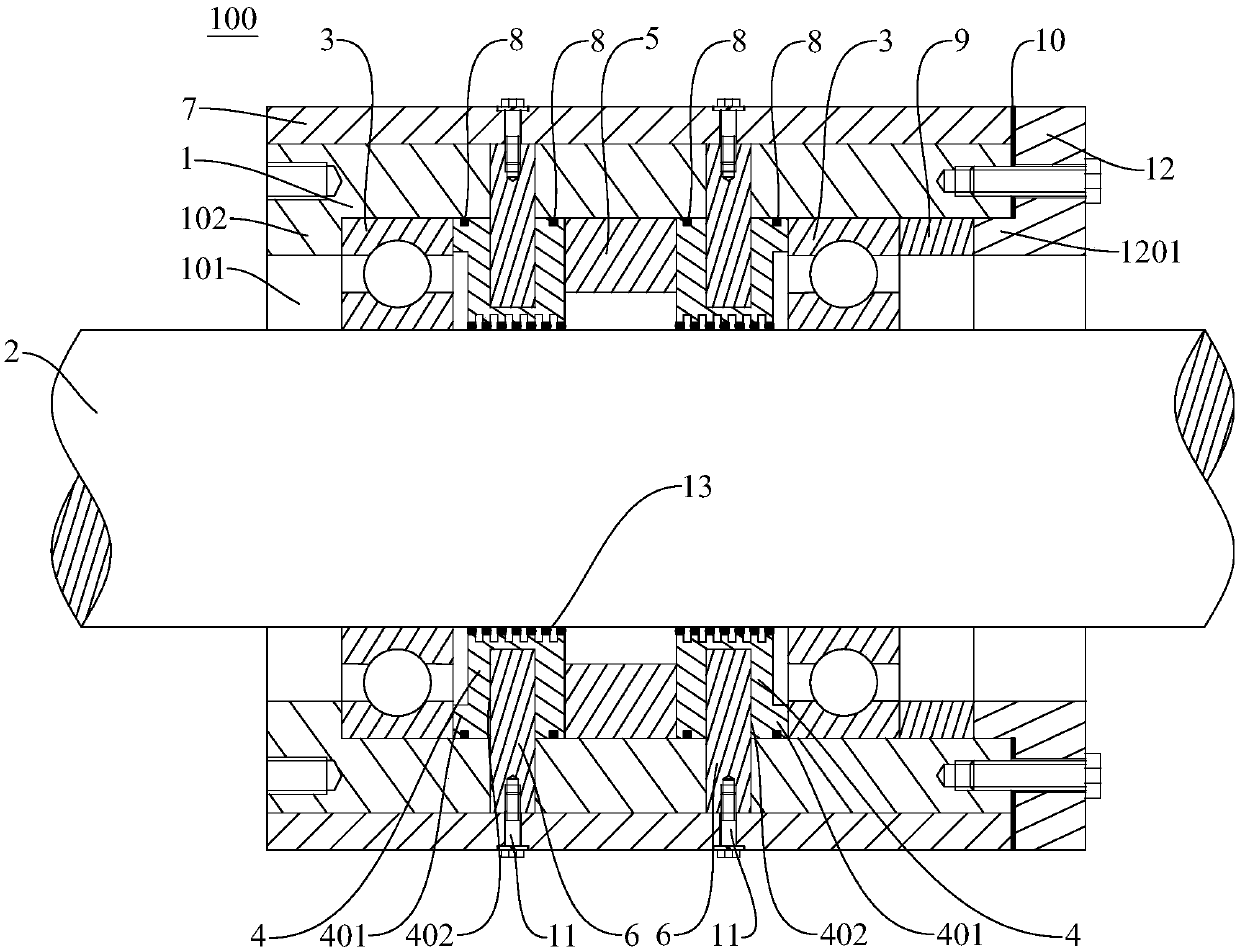 Magnetic liquid sealing device with heat conduction rods and heat dissipation sleeve