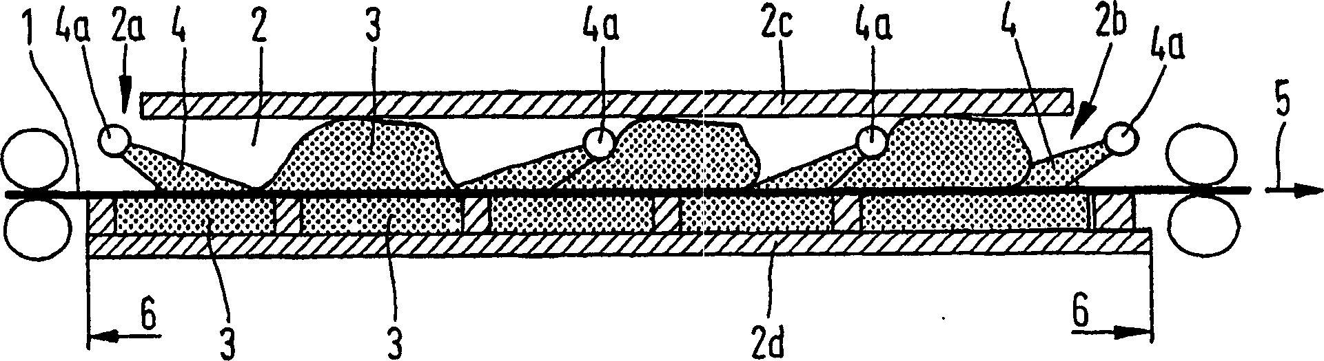 Method and device for treating surfaces of metallic strip, especially for pickling rolled material