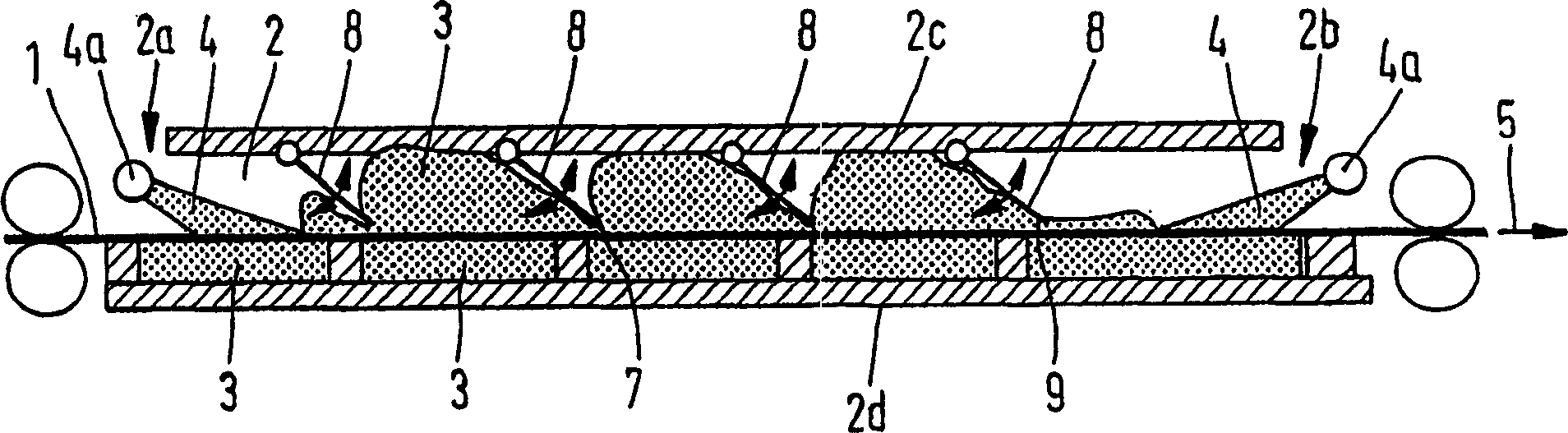 Method and device for treating surfaces of metallic strip, especially for pickling rolled material