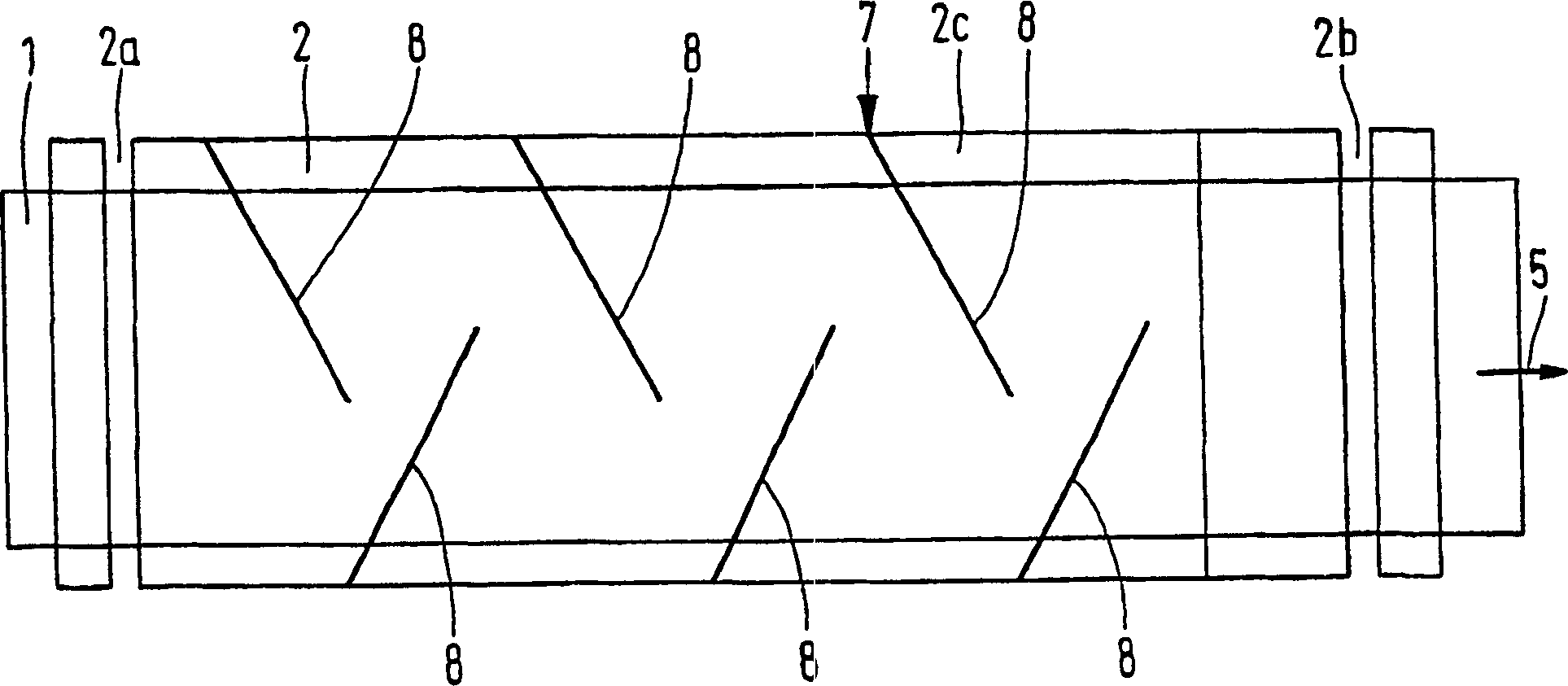 Method and device for treating surfaces of metallic strip, especially for pickling rolled material