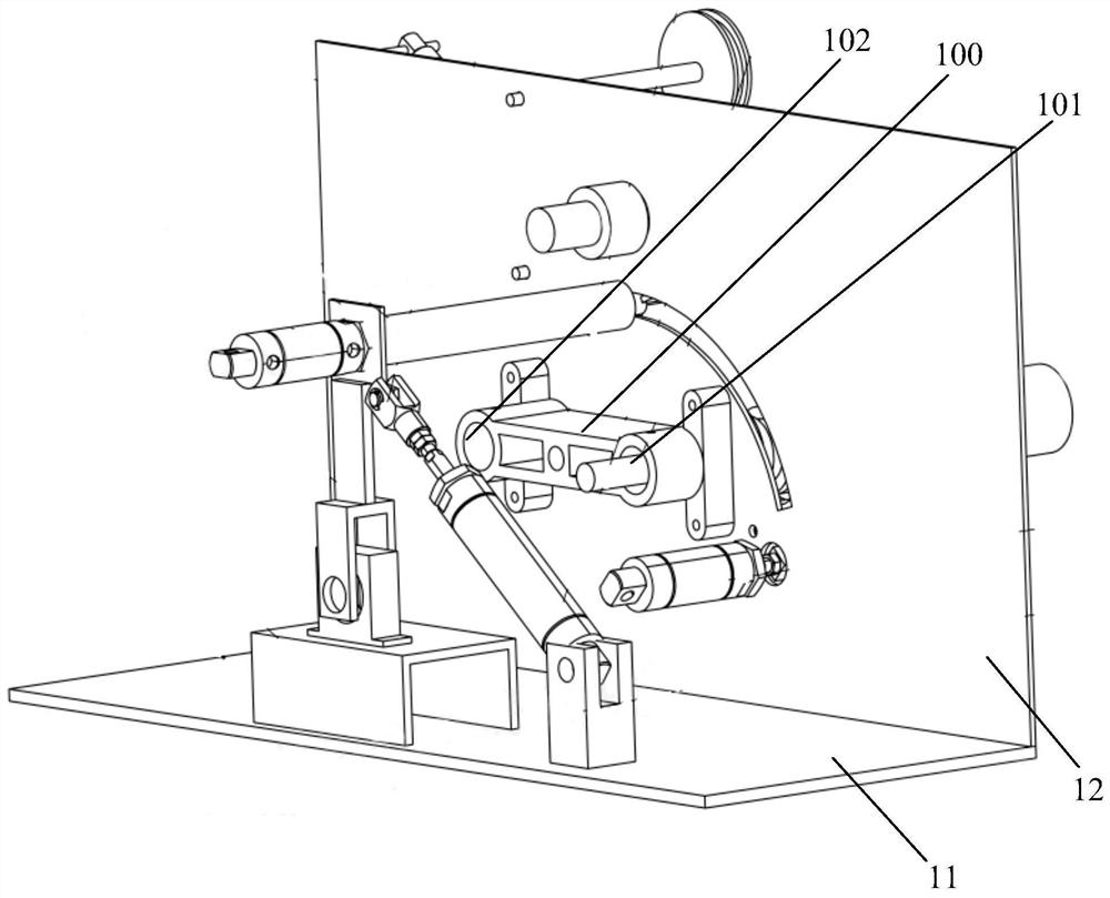 An automatic yarn breaking device for artificial turf winding machine