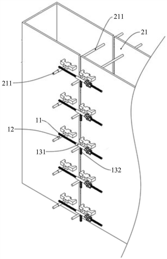 Fixing device used for forms and construction method of fixing device