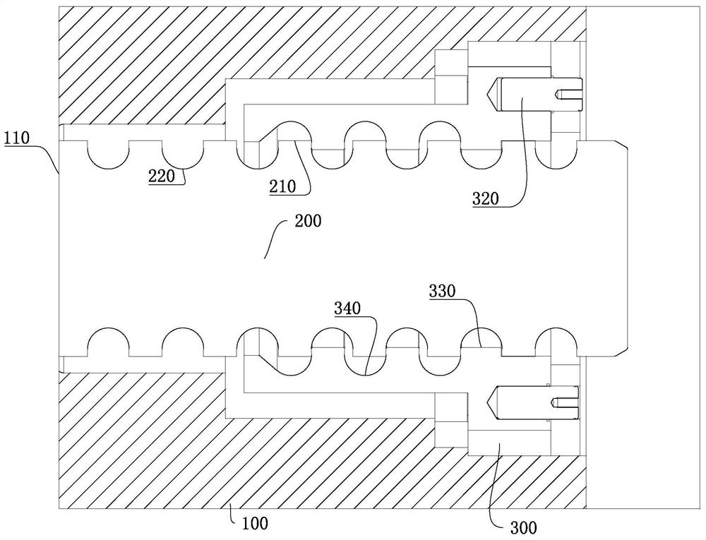 Novel direct opening type injection molding machine synchronous hooping device