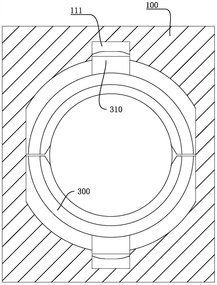 Novel direct opening type injection molding machine synchronous hooping device