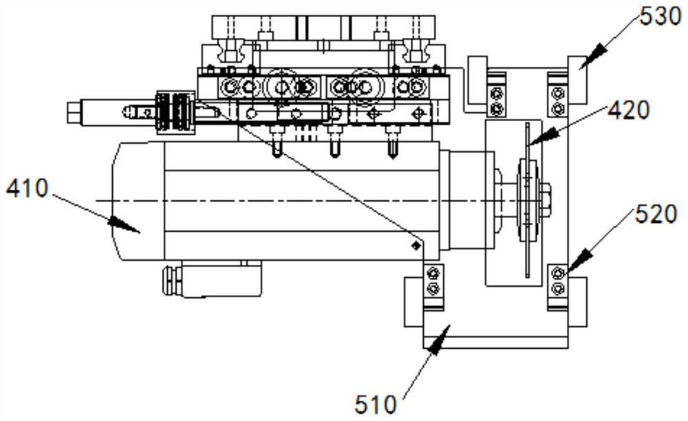 Device for small saw of machining center to adapt to plate thickness