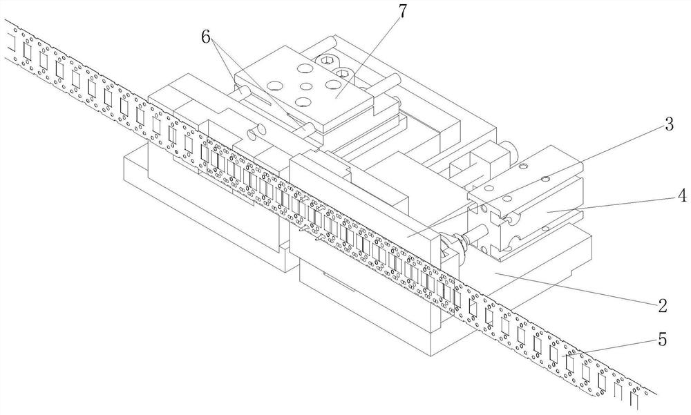 Automatic resistance welding device with continuous automatic discharging function