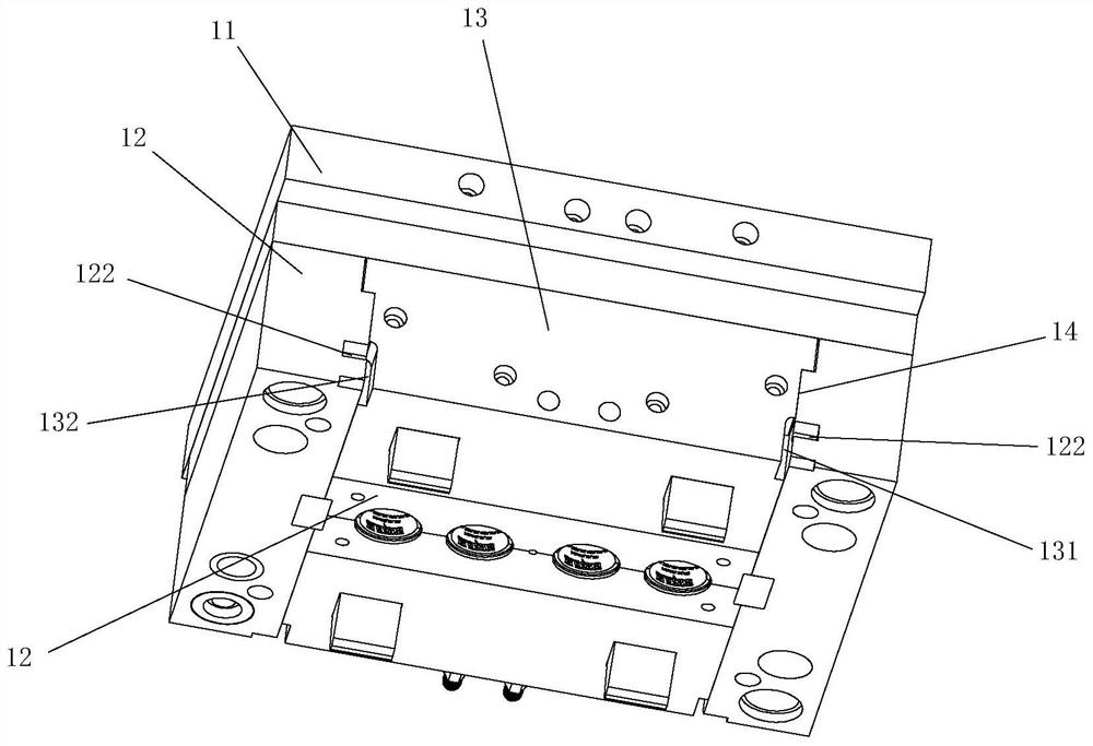 Internal thread forming injection mold